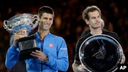 Andy Murray (kanan) dan Novak Djokovic usai final Australia Terbuka yang dimenangkan Djokovic, Februari 2015. (AP/Bernat Armangue) 