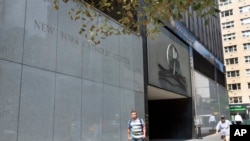 ARCHIVO - Personas pasan frente a la Arquidiócesis de Nueva York, en Nueva York, en septiembre de 2018