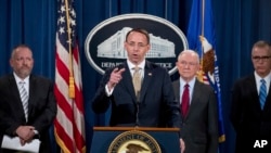 美国司法部副部长罗森斯坦（讲话者）和司法部长塞申斯在记者会上（2017年7月20日）