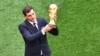 Iker Casillas présente le trophée du Mondial à Moscou, Russie, le 14 juin 2018. (Photo by Mladen ANTONOV / AFP)