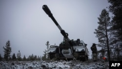 Finski vojnik Karelijske brigade, jedne od tri brigade pripravnosti finske vojske, upravlja artiljerijom K9, samohodnom haubicom kalibra 155 mm tokom NATO vježbe "Dinamični front", 17. novembra 2024. u blizini Rovaniemija u Finskoj.