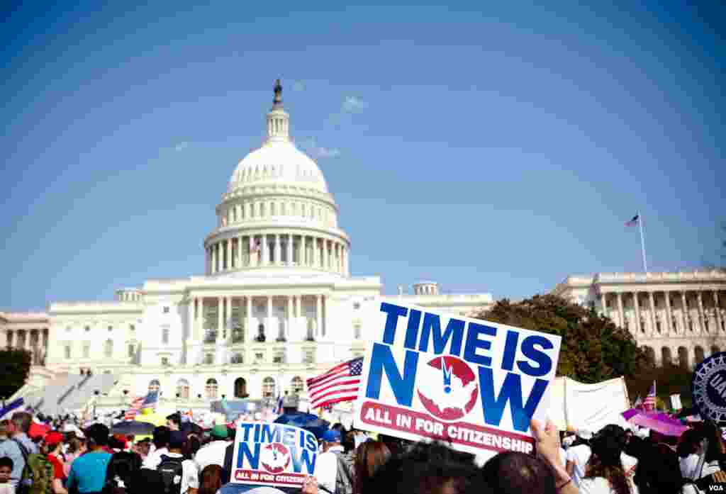 Kerumunan orang memadati halaman Capitol Hill di Washington D.C. dalam "Unjuk Rasa Kewarganegaraan", di mana para imigran dan pendukung mereka mendesak reformasi imigrasi (10/4). (VOA/Alison Klein)