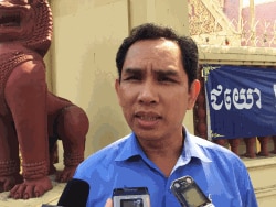 រូបឯកសារ៖ លោក អំ សំអាត មន្រ្តី​ជាន់​ខ្ពស់​ផ្នែក​អង្កេត​នៃ​អង្គការ​ការពារ​សិទ្ធិ​មនុស្ស​លីកាដូ ដែល​បាន​ឃ្លាំ​មើល​ដំណើរ​ការសវនាការ​កាត់​ទោស​សកម្មជន​បឹងកក់ គឺ​អ្នកស្រី ទេព វន្នី ថ្លែង​ទៅ​កាន់​អ្នកសារ​ព័ត៌មាន​នៅ​ថ្ងៃទី​៧ ខែ​កុម្ភៈ ឆ្នាំ​២០១៧។ (VOA)