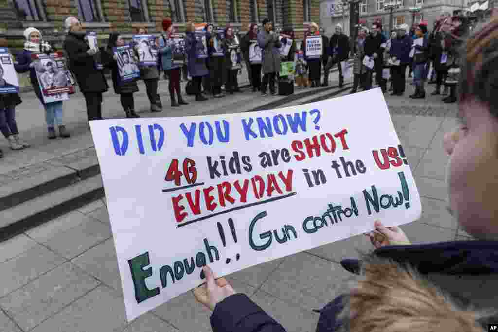 People demonstrate to show solidarity for the 'March For Our Lives' movement, in Hamburg, Germany, Saturday, March 24, 2018. (Markus Scholz/dpa via AP)