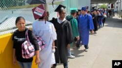 Los jóvenes fueron detenidos el pasado 30 de septiembre al tratar de cruzar la frontera desde México a Laredo, Texas.