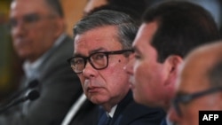 Gerardo Blyde, delegado jefe de la Plataforma Unitaria opositora de Venezuela, participa en una reunión con representantes del gobierno nacional y de Noruega, en Caracas.