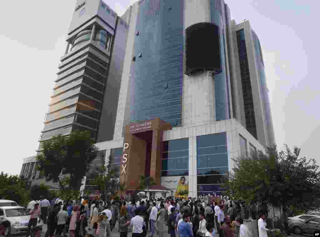 دارالحکومت اسلام آباد میں زلزلے کے بعد لوگ پاکستان اسٹاک ایکسچینج کی عمارت کے باہر اکھٹے ہوگئے۔ 