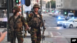 Serdadu AD Belgia berpartroli di luar Stasiun Pusat setelah dilaporkan terjadinya ledakan di Brussels hari Selasa, 20 Juni 2017 (foto: AP Photo/Geert Vanden Wijngaert)