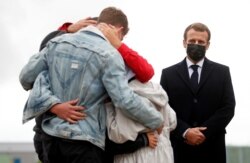 Presiden Prancis Emmanuel Macron menyambut Sophie Petronin saat tiba di Paris setelah dibebaskan dari Mali tahun lalu (foto: dok).