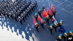 Soldados rusos marchan hacia la Plaza Roja para asistir a un ensayo general del desfile del Día de la Victoria en Moscú, Rusia, el domingo 7 de mayo de 2023.