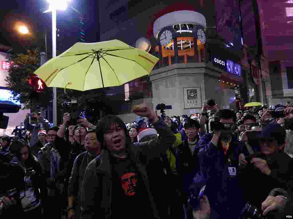外號「長毛」的香港立法會議員梁國雄在時代廣場加入報佳音行列,與數百名參加者一起倒數迎接聖誕