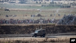 Palestinian demonstrators protest at the Israel Gaza border, Aug. 17, 2018. 