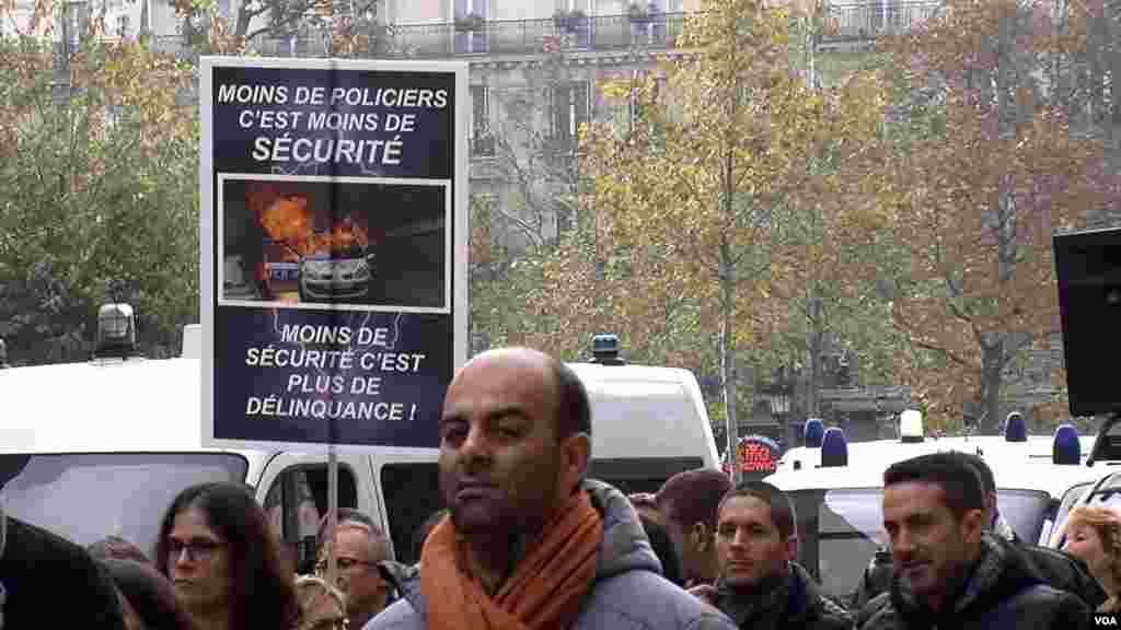 Polisi berdemonstrasi di Paris dengan membawa poster, salah satunya bertuliskan "Lebih sedikit polisi berarti berkurangnya keamanan" (26/10). (VOA/L. Bryant)