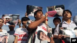 Pendukung 14 mahasiswa yang ditahan di luar pengadilan militer di Bangkok, Thailand, 7 Juli 2015.
