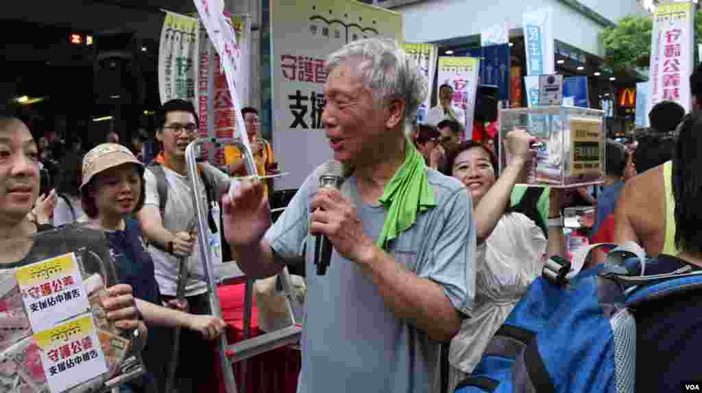 和平佔中發起人朱耀明等9名佔中人士,被控公眾妨擾等罪名,將於今年11月開審,他呼籲遊行人士捐款聲援。(美國之音湯惠芸拍攝)