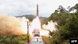 2021年9月16日，北韓官方的北韓中央通訊社發布了這張有關2021年9月15日北韓鐵路導彈團試射演習的照片(AFP PHOTO/KCNA VIA KNS)