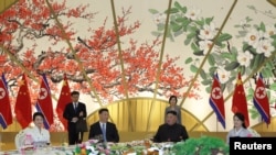 金正恩2019年月21日在平壤宴請到訪的中國國家主席習近平。 