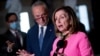 ARCHIVO - La presidente de la Cámara Baja de EE.UU., Nancy Pelosi y el líder de la minoría demócrata en el Senado, Chuck Schumer habla con periodistas el viernes 7 de agosto de 2020.