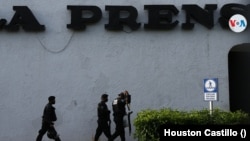 Las intalaciones de La Prensa permanecen bajo el control de agentes policiales en Managua, Nicaragua, desde agosto de 2021. [Foto Houston Castillo, VOA]