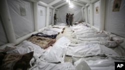 Bayi Palestine bakufi na bombe na lopitalo Ahli Arab na Gaza, 17 sanza ya zomi 2023. (AP Photo/Abed Khaled)