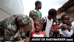 Vacinação contra a febre amarela no mercado do 30, Luanda, Angola