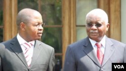 O novo Primeiro-ministro moçambicano, Alberto Vaquina, á esquerda com o presidente Armando Guebuza, no dia da sua tomada de posse, 9 de Outubro de 2011 (Foto SAPO)