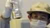 Un funcionario de TEPCO controla los niveles de radiactividad en Fukushima.