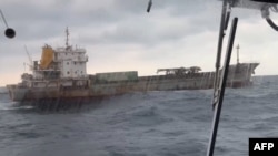 「順興39號」涉嫌在台灣東北海域拖錨劃過國際海底電纜，遭台灣海巡隊短暫扣留。 (台灣海巡署提供)