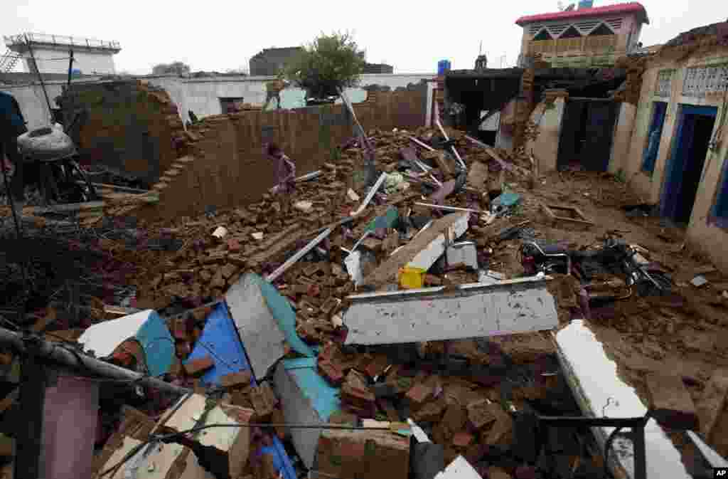 زلزلہ کی شدت کا اندازہ اس بات سے بھی لگایا جاسکتا ہے کہ کچے مکانات کے ساتھ ساتھ پکے مکانات بھی زلزلے کے طاقتور جھٹکوں کا مقابلہ نہ کرسکے 