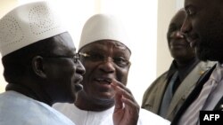 Le président malien Ibrahim Boubacar Keita, au centre, s'entretient avec le chef de l'opposition malienne Soumaila Cisse, à gauche, à côté du Premier ministre Moussa Mara, à droite, après leur rencontre au palais présidentiel à Bamako, le 4 juin 2014.