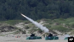 2023 年7月4 ，台灣軍方在南部屏東縣舉行實彈演習，發射復仇者防空飛彈。 （資料照片）