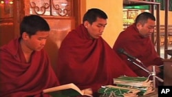 僧人在达兰萨拉为达赖喇嘛出行平安祷告