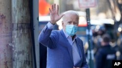 El presidente electo Joe Biden llega al Queen Theatre en Wilmington, Delaware, el domingo 10 de enero de 2021. [Foto: AP]
