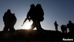 Pasukan keamanan Afghanistan tengah memeriksa lokasi ledakan di Kabul, 18 November 2014 (Foto: dok). Presiden Obama dikabarkan akan memperluas peran militer AS di Afghanistan (21/11).