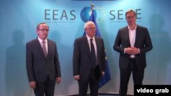Arhiva - Kosovski premijer Avdulah Hoti, šef diplomatije EU Žozep Borelj i predsednik Srbije Aleksandar Vučić na obnovljenim pregovorima u Briselu.