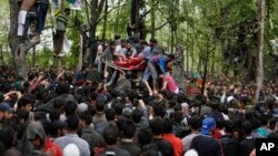 Kashmiri Muslim villagers carry the body of killed rebel commander Saddam Padder, during his funeral in Heff village 65 kilometers (41 miles) south of Srinagar, Indian-controlled Kashmir, May 6, 2018. 