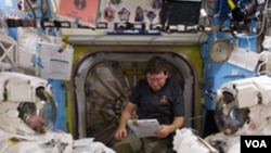 Dua astronot Discovery Steve Bown dan Alvin Drew (kiri dan kanan).