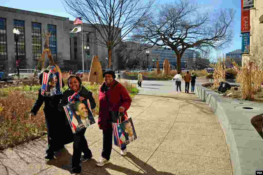 Warga membawa cenderamata inaugurasi di Washington, DC (20/1). (VOA/D. Manis)