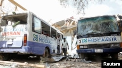 Bus-bus sekolah yang rusak setelah serangan bom bunuh diri di dekat sebuah sekolah di Distrik Hodan, Mogadishu, Somalia, Kamis, 25 November 2021. (Foto: Feisal Omar/Reuters)
