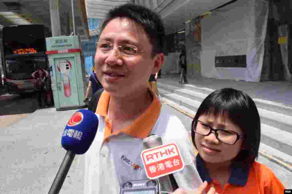 香港市民朱先生表示,對政改方案持平,沒有支持港府或泛民,但10歲的女兒朱同學則反對「袋住先」(美國之音湯惠芸拍攝)