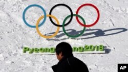 一位男子在韩国平昌走过平昌冬奥会的标志。（资料照）