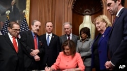 លោកស្រី Nancy Pelosi ប្រធាន​សភា​តំណាងរាស្ត្រ​ចុះ​ហត្ថលេខា​លើ​សេចក្តីសម្រេច​មួយ​ដើម្បី​ចាប់​ផ្តើម​បទ​ចោទប្រកាន់​ប្រឆាំង​លោក​ប្រធានាធិបតី ដូណាល់​ត្រាំ ទៅ​កាន់​ព្រឹទ្ធសភា​ កាលពី​ថ្ងៃទី១៥ ខែមករា ឆ្នាំ២០២០។