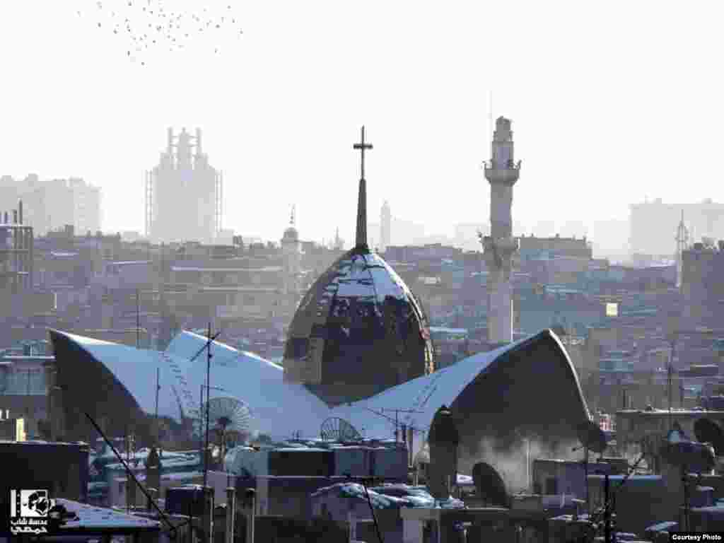 Gereja Regina Pacis dan Masjid Al-Za’afran di Homs, Suriah (11/1). (Lens Young Homsi)