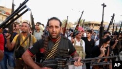 عکس آرشیوی از گروهی از شیعیان عراق که برای مبارزه با گروه افراطی سنی موسوم به «دولت اسلامی» آماده می شوند