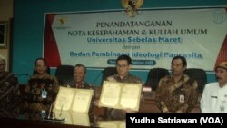 Rektor UNS SOLO (tiga dari kiri) dan BPIP (empat dari kiri) menunjukkan hasil kerja sama pembentukan pusat studi pengamalan Pancasila di kampus, 9 Agustus 2018. (Foto: Yudha Satriawan/VOA)