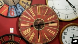 Los relojes cuelgan en una pared en Hands of Time, una tienda de relojes y un taller de reparaciones en Savage, Md. Foto de archivo.