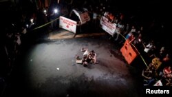 Jennelyn Olaires menangis dekat jasad pasangannya yang tewas dalam serentetan pembunuhan yang terhubung dengan narkoba di Manila, Filipina. (Foto: dok.)