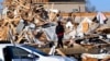 Residentes de Tennessee limpian tras severas tormentas que mataron a 6 personas y dañaron vecindarios