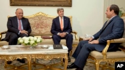 Egyptian President Abdel-Fattah el-Sissi, right, meets with U.S. Secretary of State John Kerry, center, and Egyptian Foreign Minister Sameh Shoukry, at the Presidential palace in Cairo, Egypt, April 20, 2016.