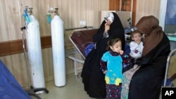 Wasu da harin gubar da ISIS ta kai ta farwa suke dakon jinya a wani asibiti.